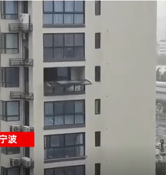 警示！臺風煙花致使高層門窗脫落！門窗幕墻安全需高度關注