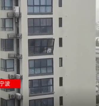 警示！臺(tái)風(fēng)煙花致使高層門窗脫落！門窗幕墻安全需高度關(guān)注(圖1)